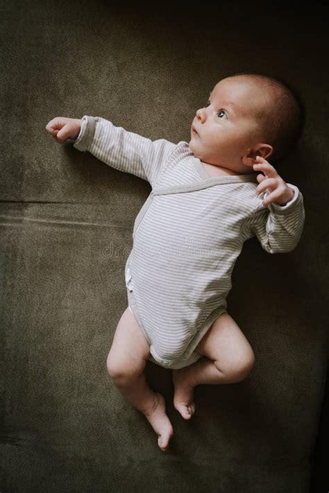 Bambino che indossa una tutina