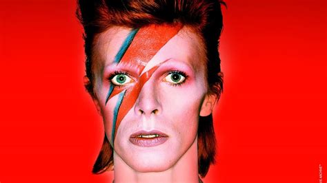 David Bowie in una posa iconica