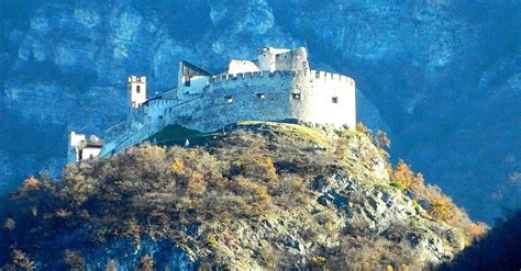 Il Castello di Beseno con le sue imponenti mura