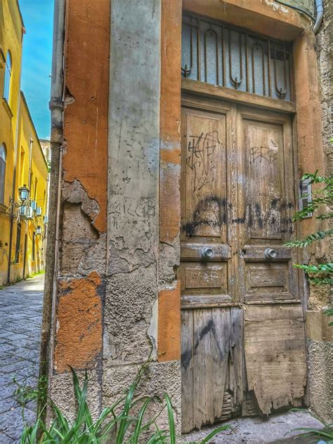 Un edificio storico che potrebbe essere stato una casa colonica utilizzata per scopi assistenziali