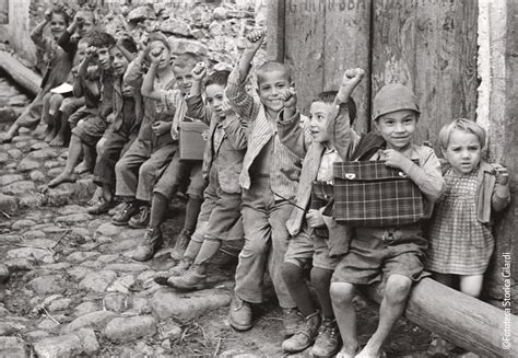 Immagine di bambini nel dopoguerra che ricevono assistenza