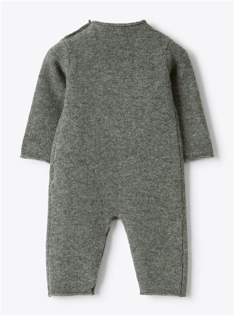 Bambino avvolto in una tutina di lana merino