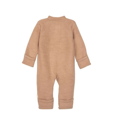 Mamma che porta il bambino in fascia con una tutina di lana merino