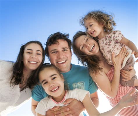 Una famiglia numerosa che festeggia insieme