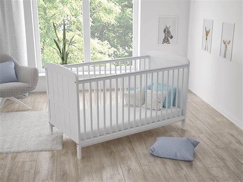Confronto tra una culla per neonati e un lettino per bambini più grandi