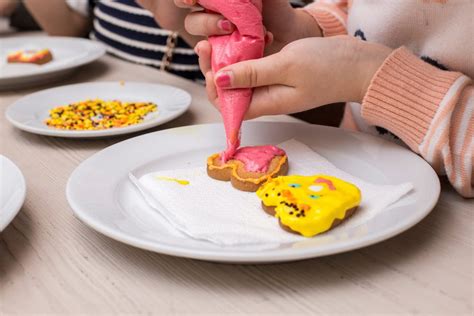 Bambini che decorano biscotti pasquali