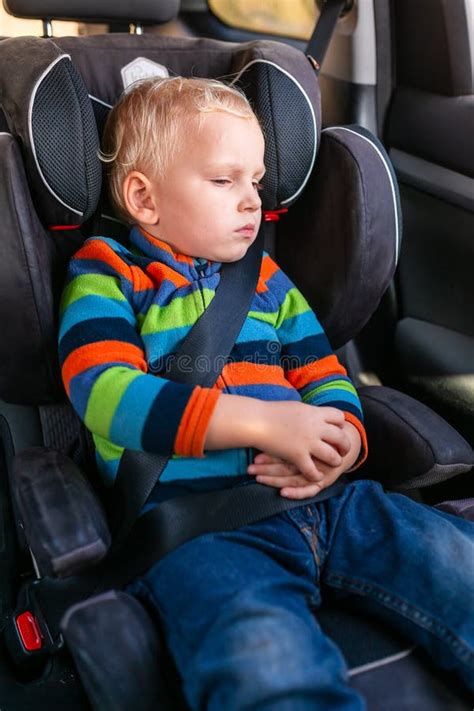 Bambino seduto in un seggiolino auto moderno
