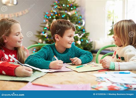 Bambini che scrivono lettere a Babbo Natale