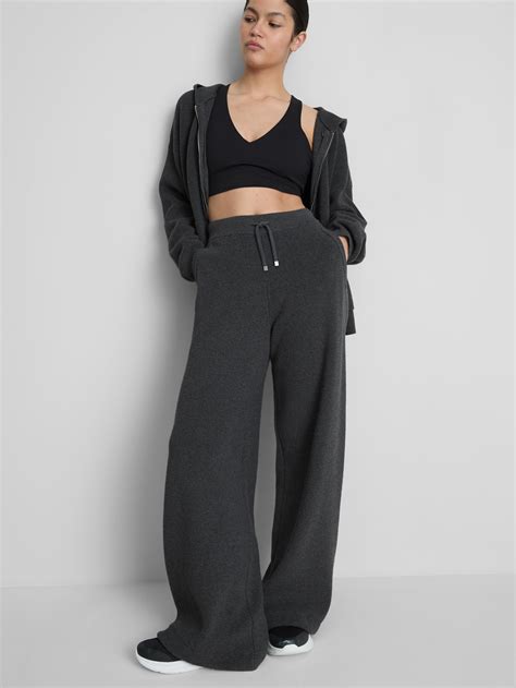 Modello di pantaloni tuta flare