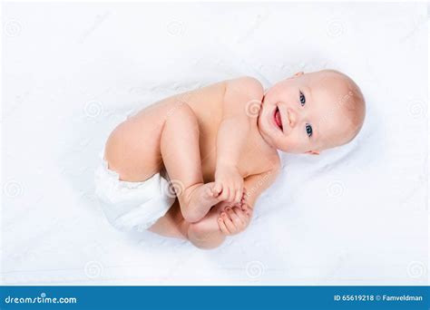 Bambino che indossa un pannolino mutandina in piedi