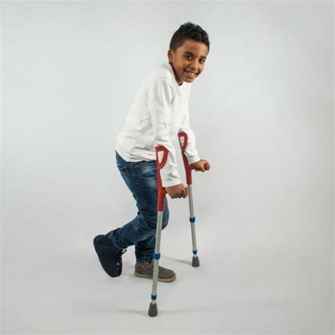 bambino con stampelle pediatriche