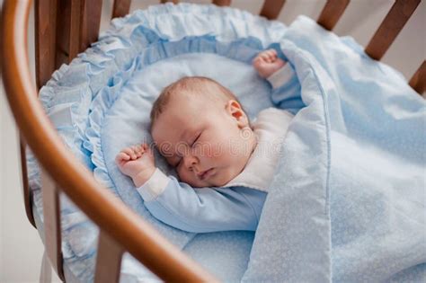Bambino che dorme serenamente in una culla