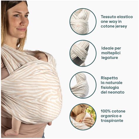 Madre che porta il neonato in fascia