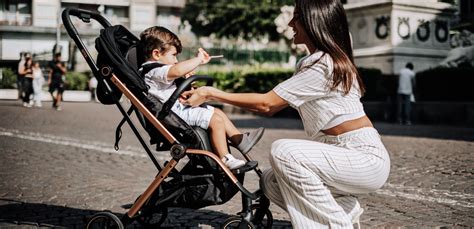 bambino in passeggino leggero in aeroporto