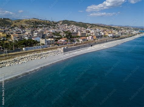 Vista aerea di Melito di Porto Salvo con il mare in primo piano