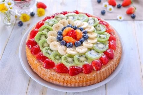 Vassoio di dolci fatti in casa con frutta fresca e marmellate