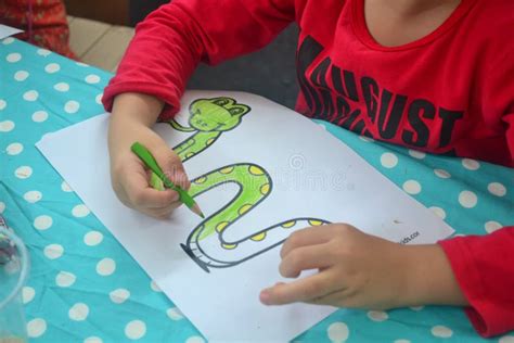 Bambini che colorano disegni diversi