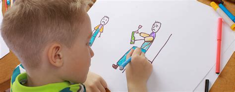 Bambino che disegna un cane con forme geometriche