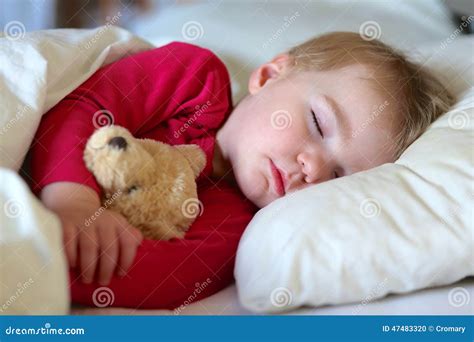 Bambino piccolo che dorme serenamente